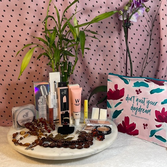 Accessories - LARGE BUNDLE OF BEAUTY PRODUCTS & JEWELRY W/Lg. Cosmetic Bag